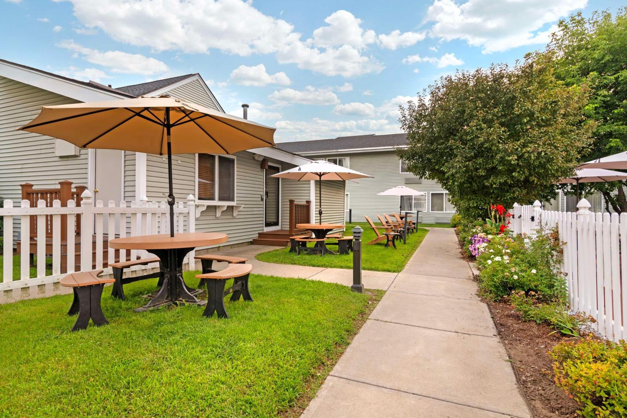 Best Western Plus Windjammer Inn & Conference Center Burlington Esterno foto